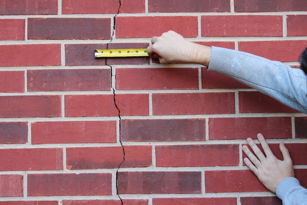 measuring-the-wall-crack measuring the wall crack