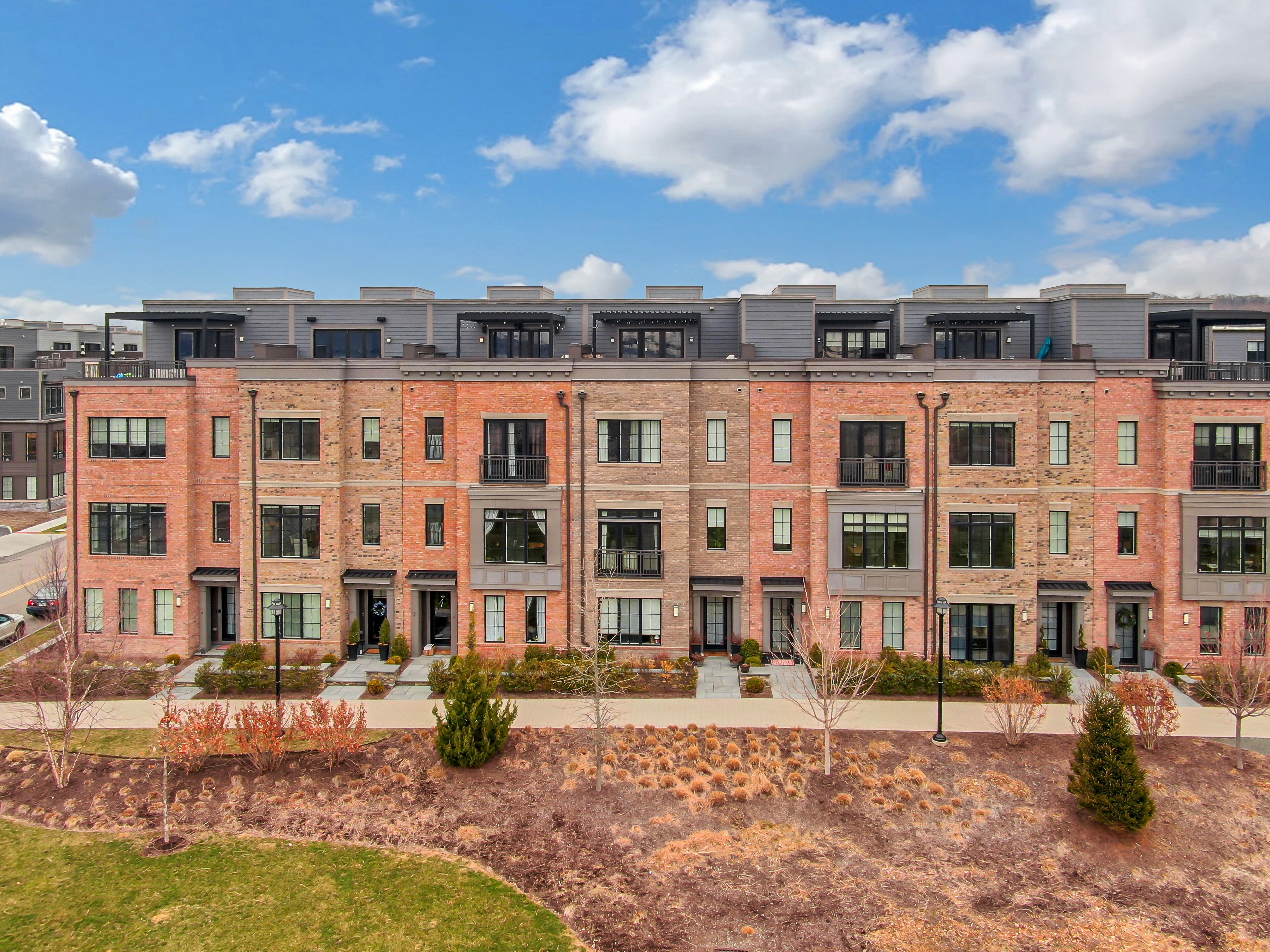 JUST LISTED – $1,950,000 – 4 bed 5 bath Brownstone in Sleepy Hollow’s Edge On Hudson