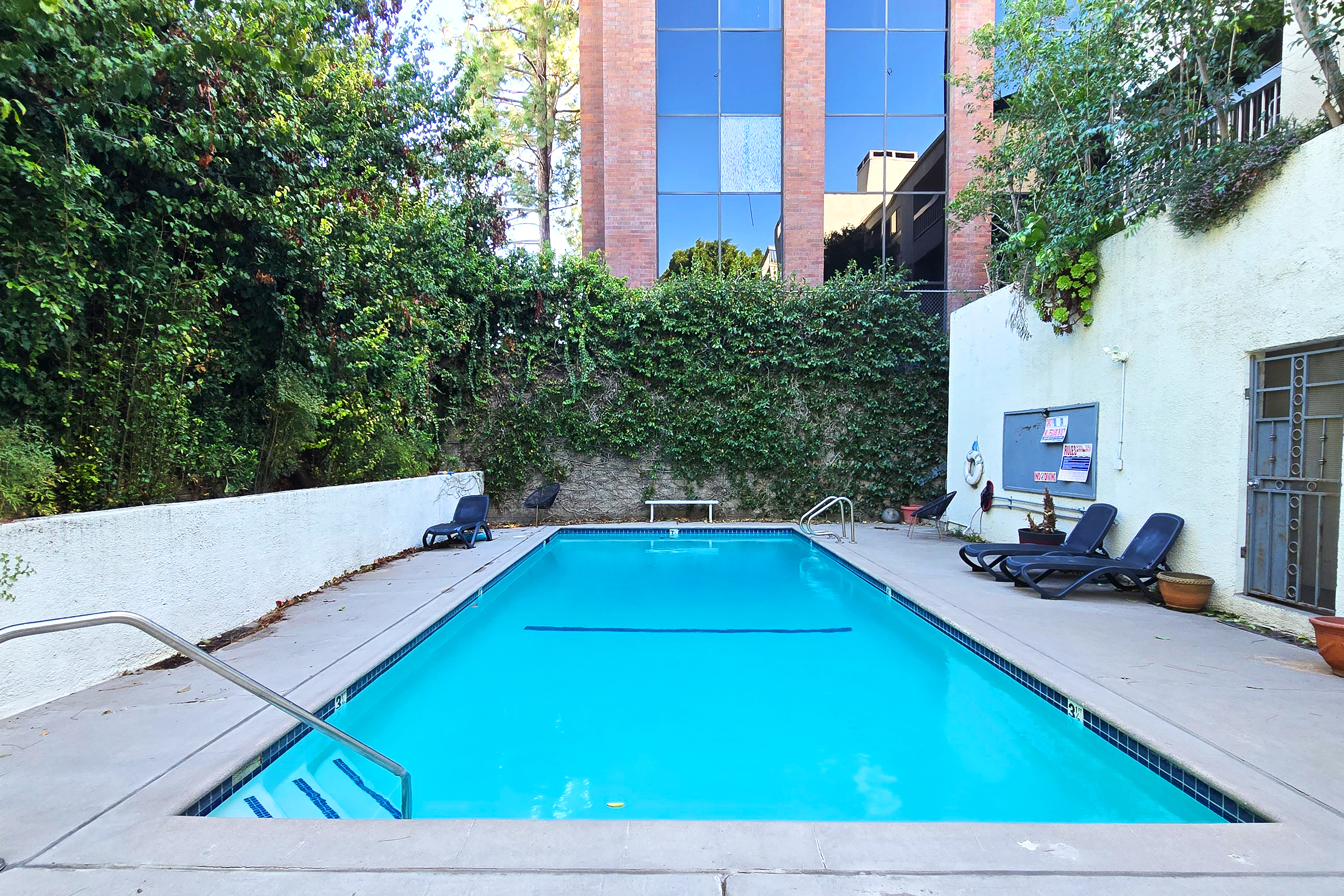 15335 Magnolia Blvd #214 - Pool