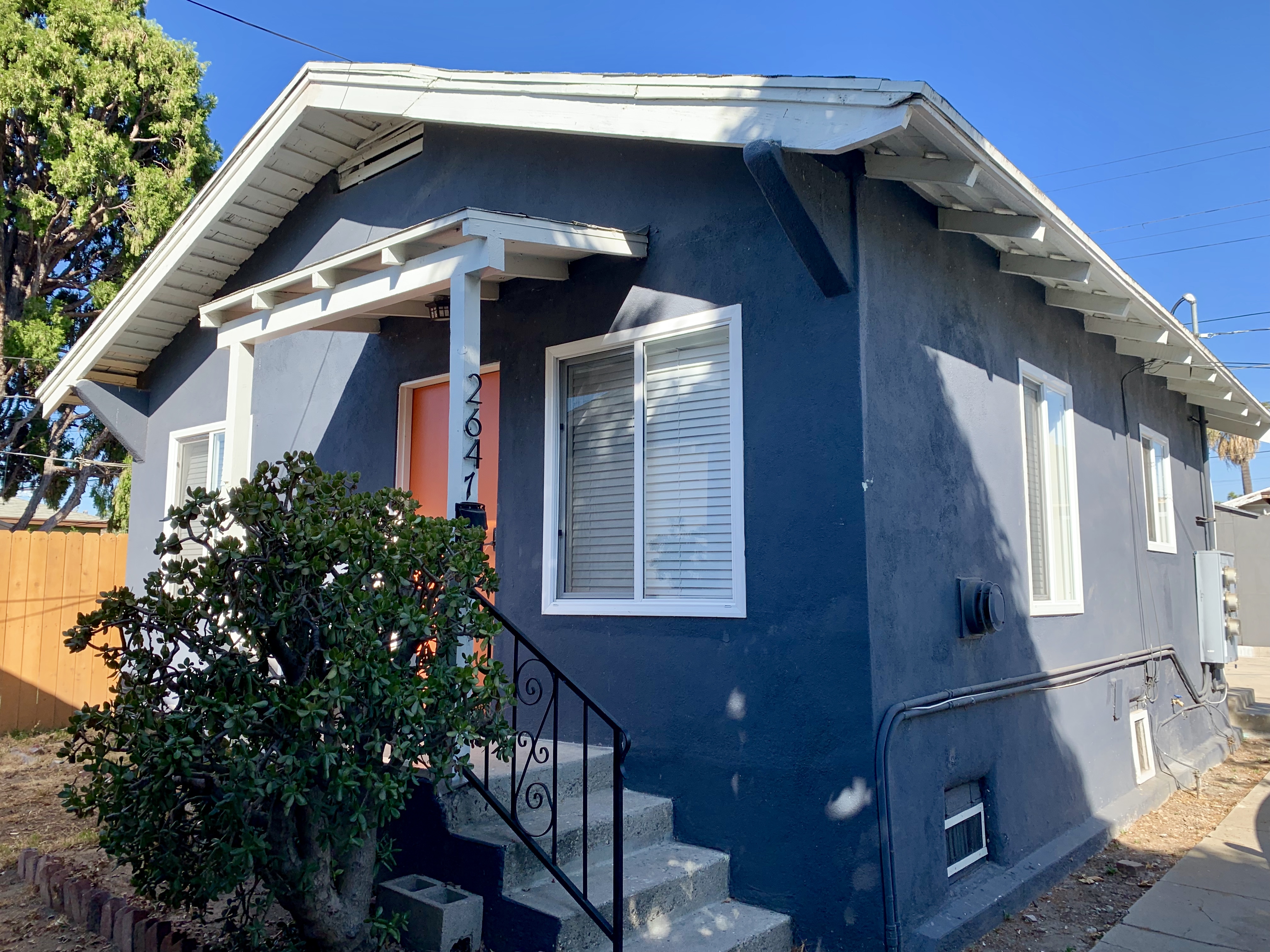 LEASE LISTING: 2 Beds + 2 Baths California Bungalow