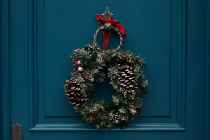 How to Decorate For The Holidays While Selling Your Home 