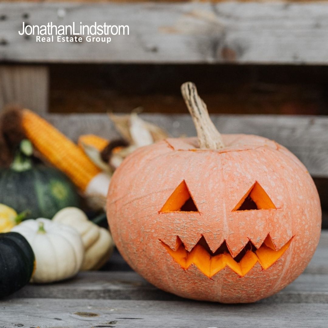 5 Different Ways to Decorate Your Front Porch for Halloween