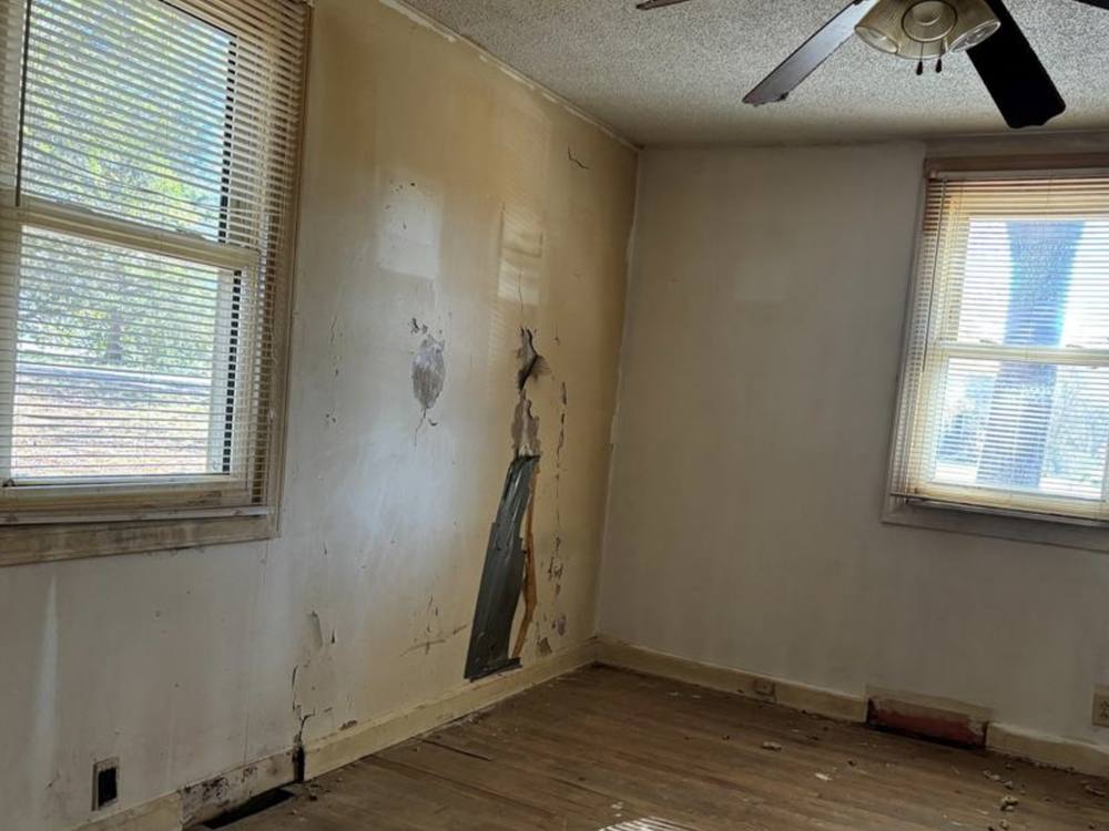 Bedroom before renovation