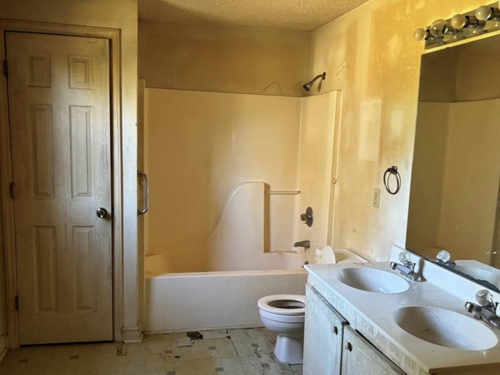 Primary bathroom before renovation