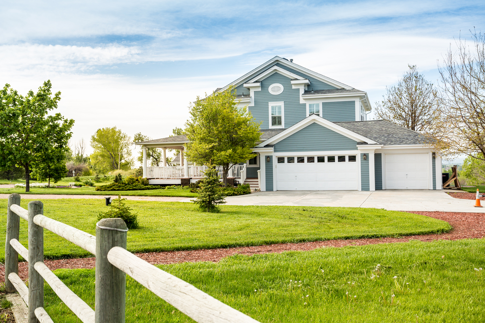 House-With-Wide-Front-Yard House-With-Wide-Front-Yard