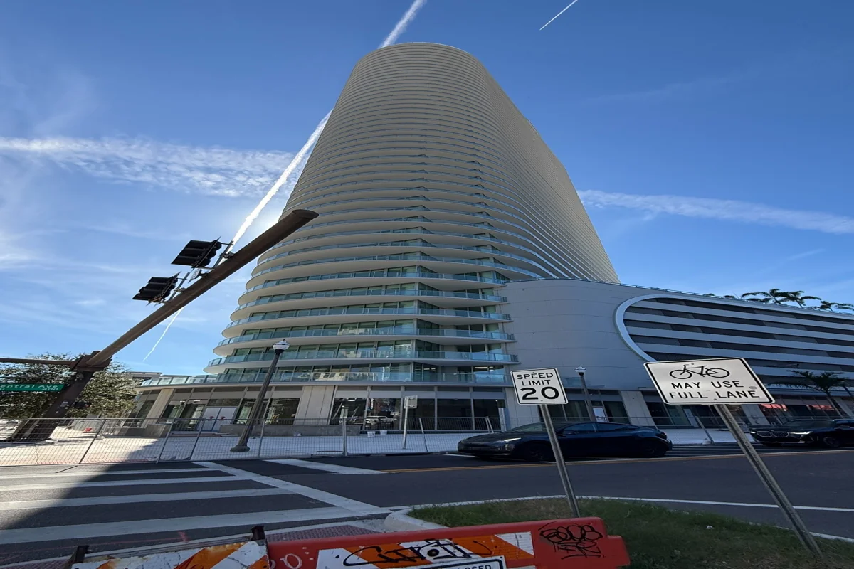 Walkable downtown St. Petersburg streets with cafés and waterfront promenade