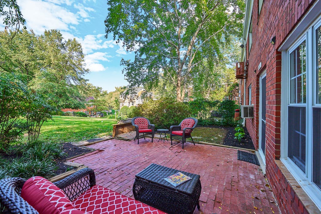 Just Listed in Parkfairfax VA! Spacious Inside and Out!