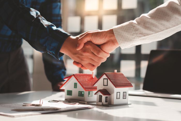 Best time to sell a house in Lakewood Dallas — seller and listing agent shake hands over a contract