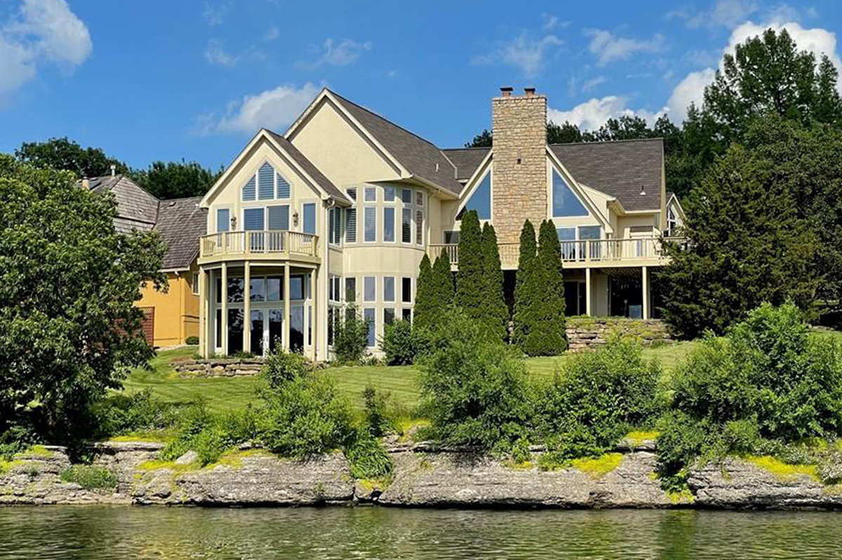 KC AREA LAKE HOUSES