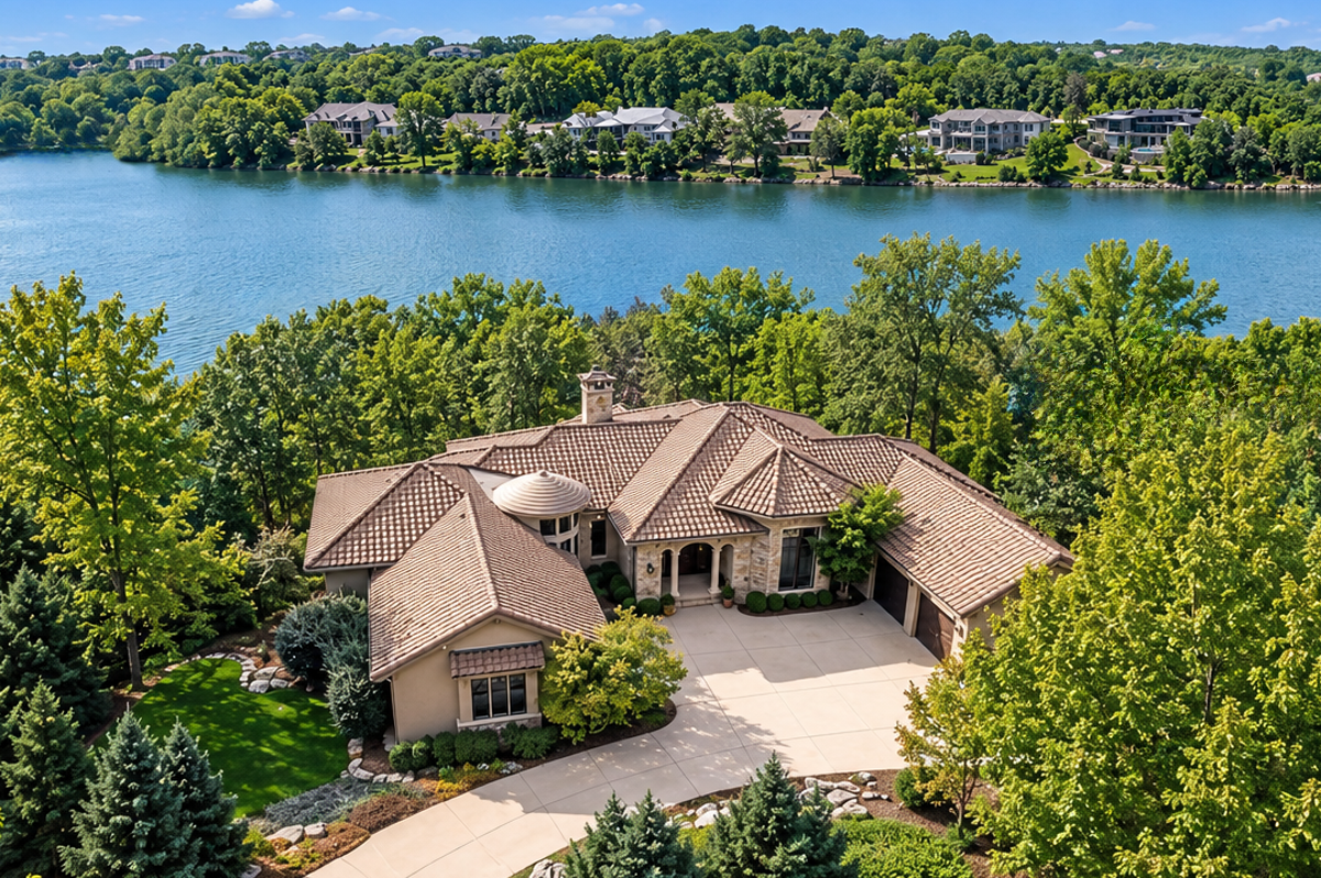 KC AREA LUXURY LAKE NEIGHBORHOODS