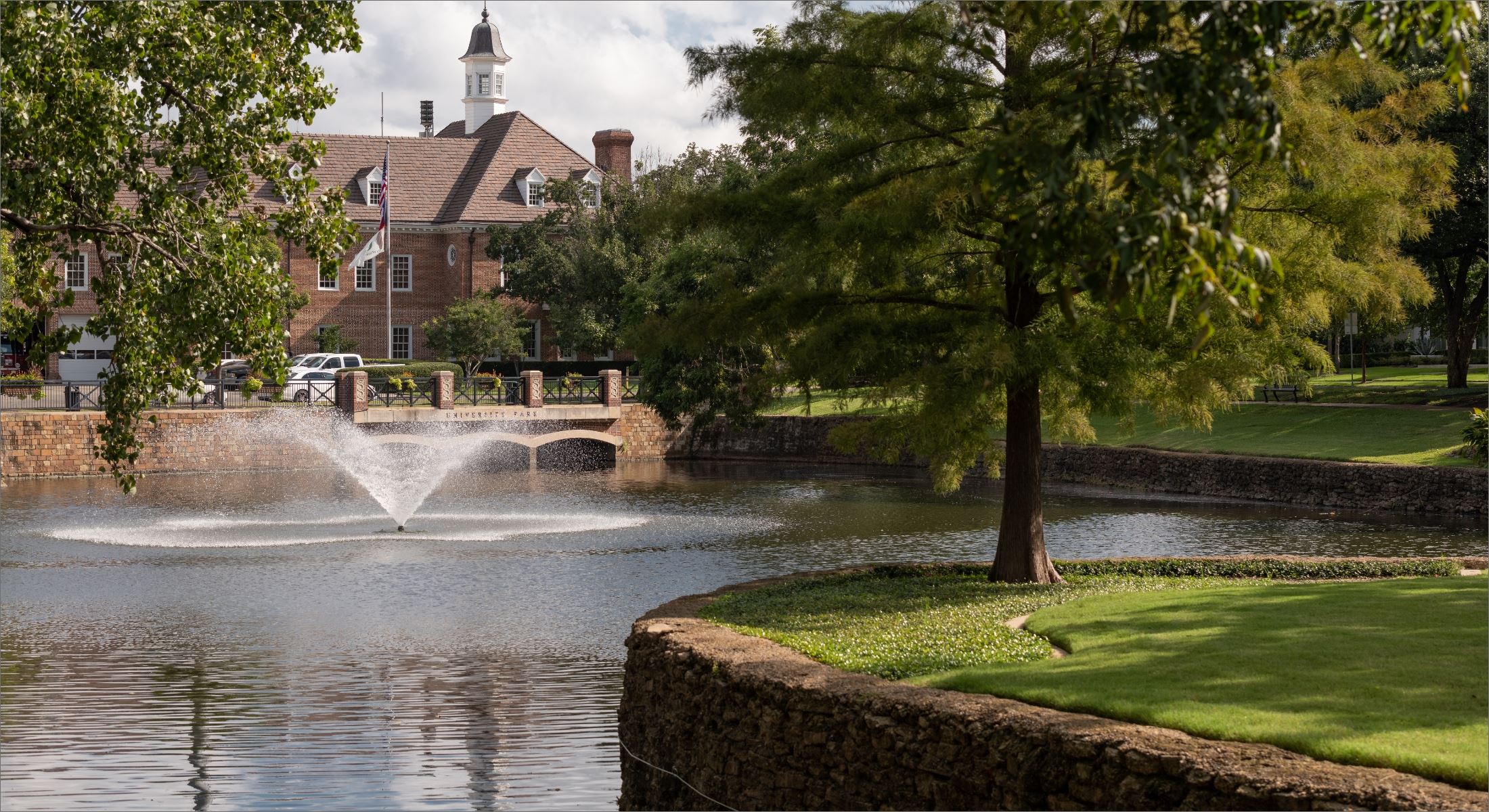 Upscale real estate in University Park Texas, close to Dallas cultural attractions