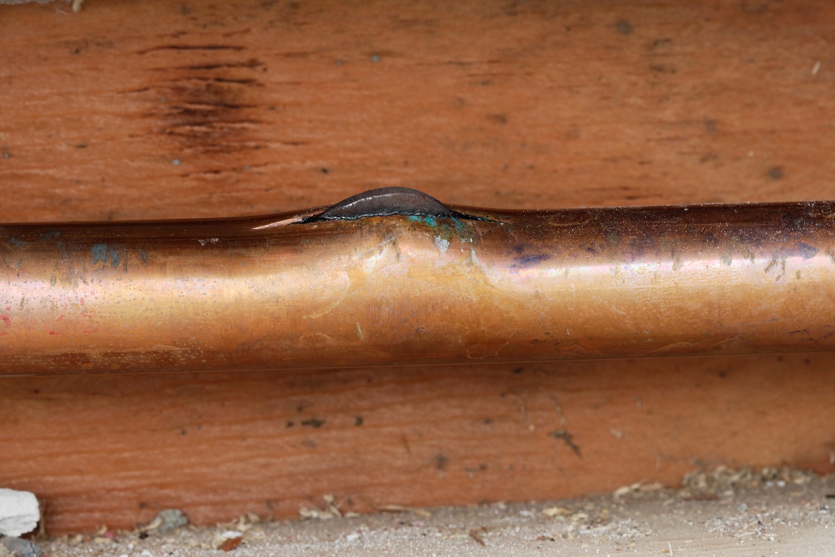 burst/cracked water pipe - frozen pipe