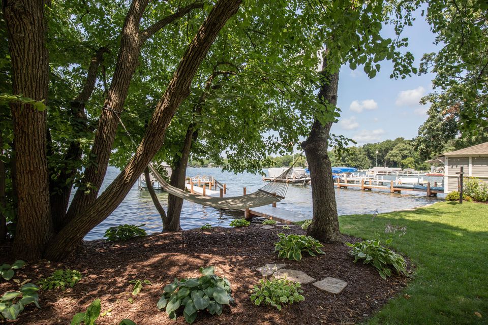 Nosy Neighbor - Lake Country Lake Sales 2023