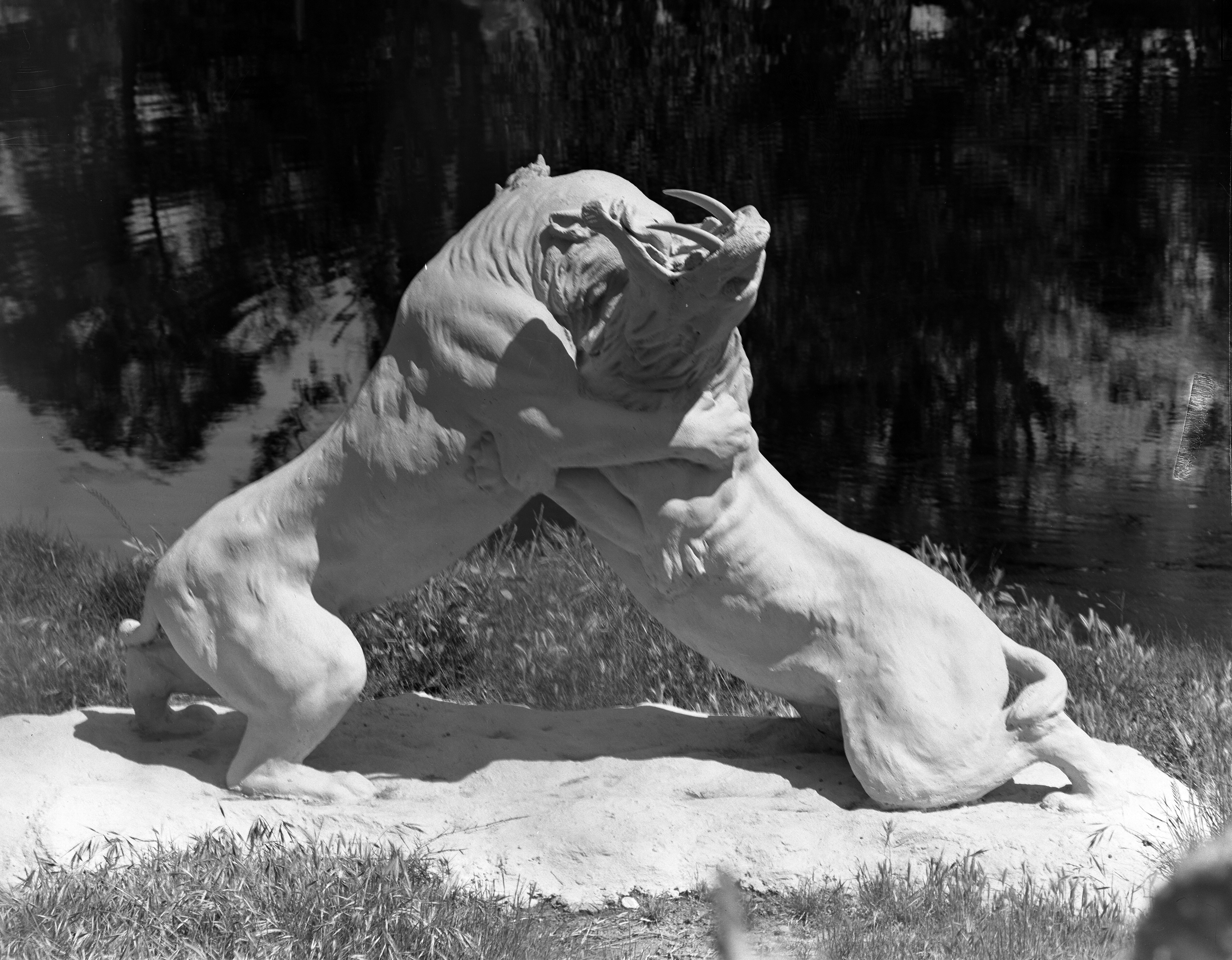 The La Brea Tar Pits give Hancock Park one of the most unusual and memorable historical contexts of any LA neighborhood. Historic sculpture of saber-tooth cats near the La Brea Tar Pits in Los Angeles.