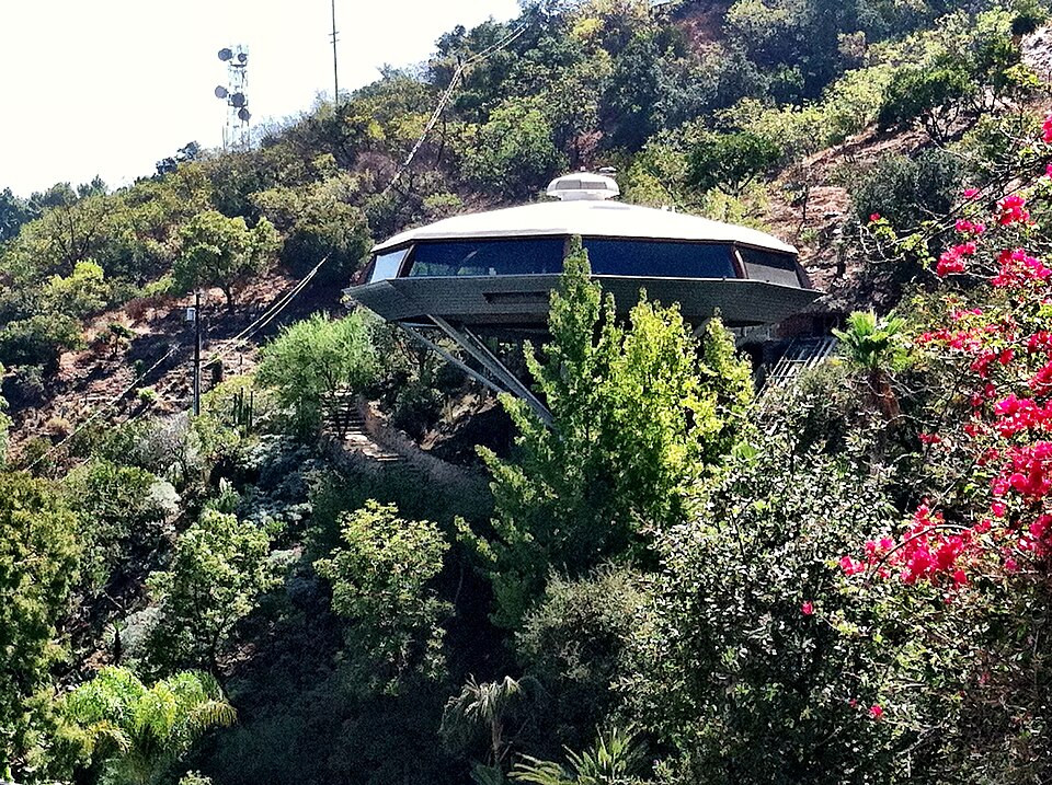 John Lautner’s Chemosphere in Los Angeles John Lautner’s iconic Chemosphere residence in the Hollywood Hills, illustrating the futuristic organic-modern architecture that influenced generations of Los Angeles homes.