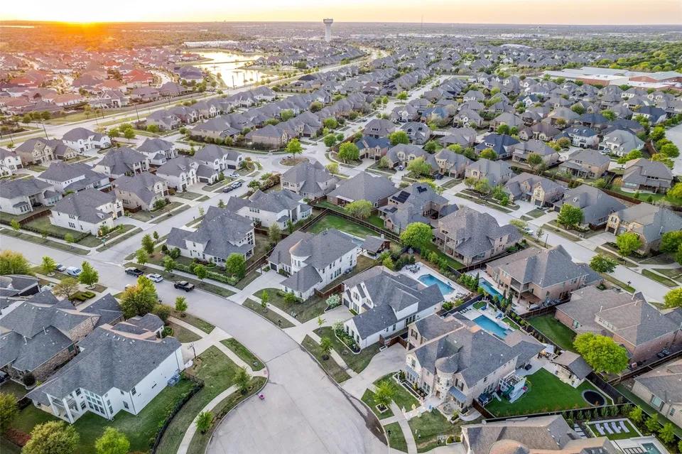 Homes in a Frisco Texas residential neighborhood