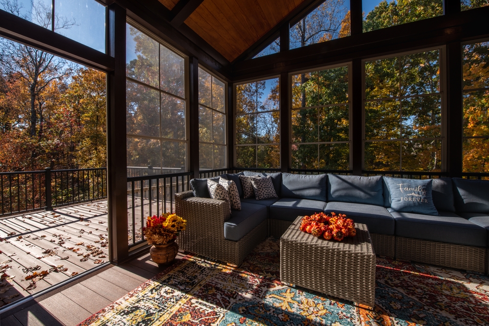 A spacious and cozy living room