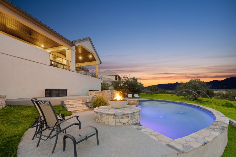 Modern Backyard swimming pool