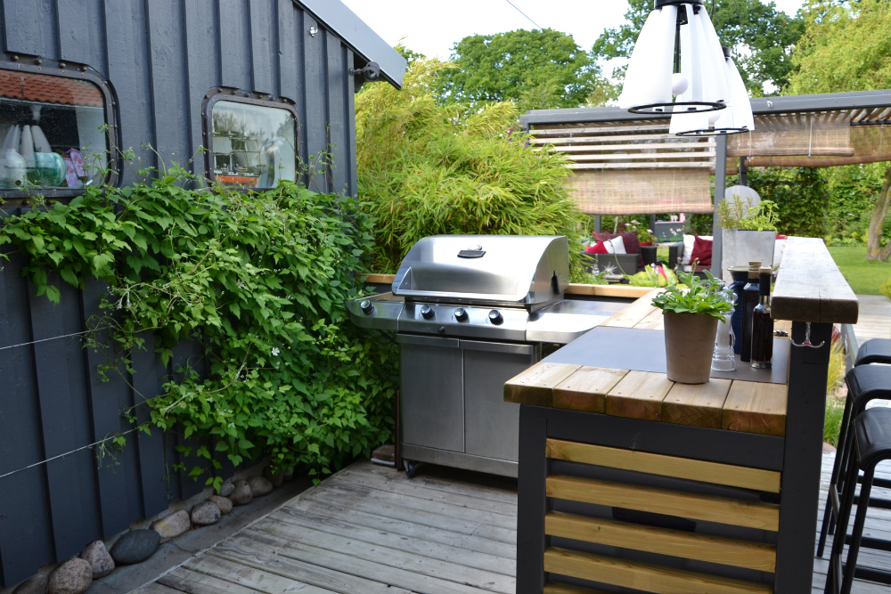 outdoor kitchen with seating