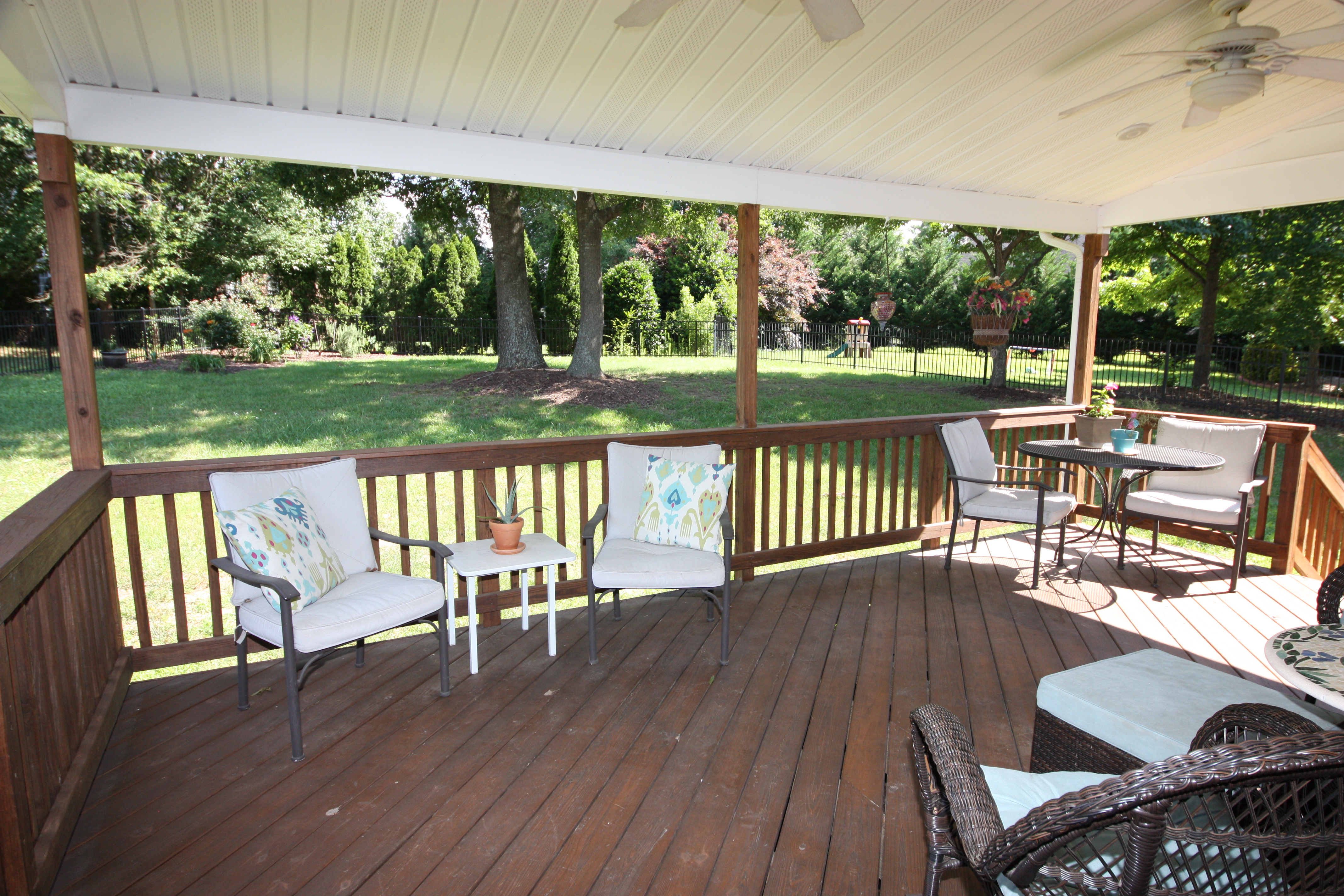 Flagstick Drive - Covered Deck Perfect for Entertaining
