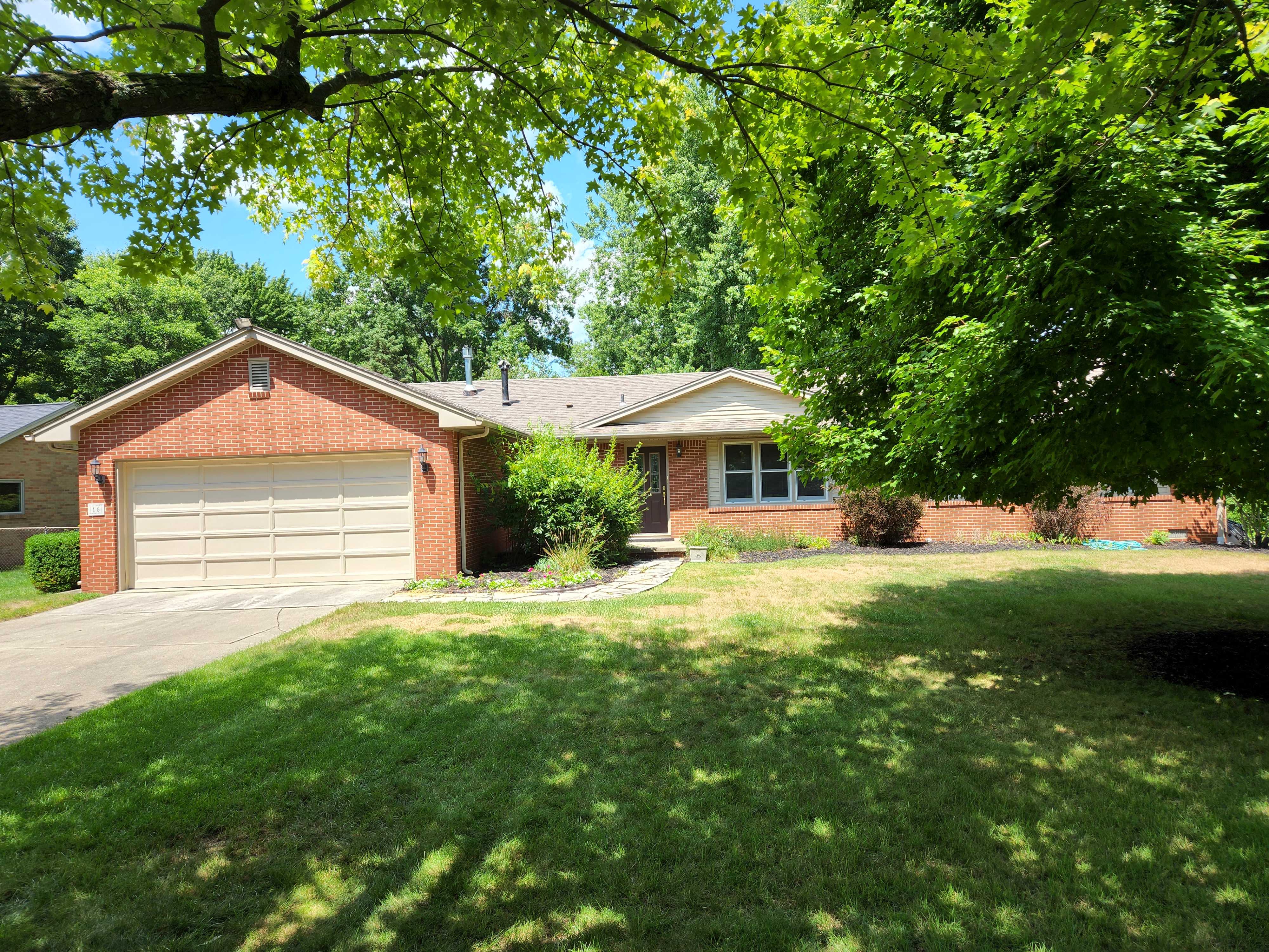 16 Tanglewood Ln., Bowling Green, OH  43402