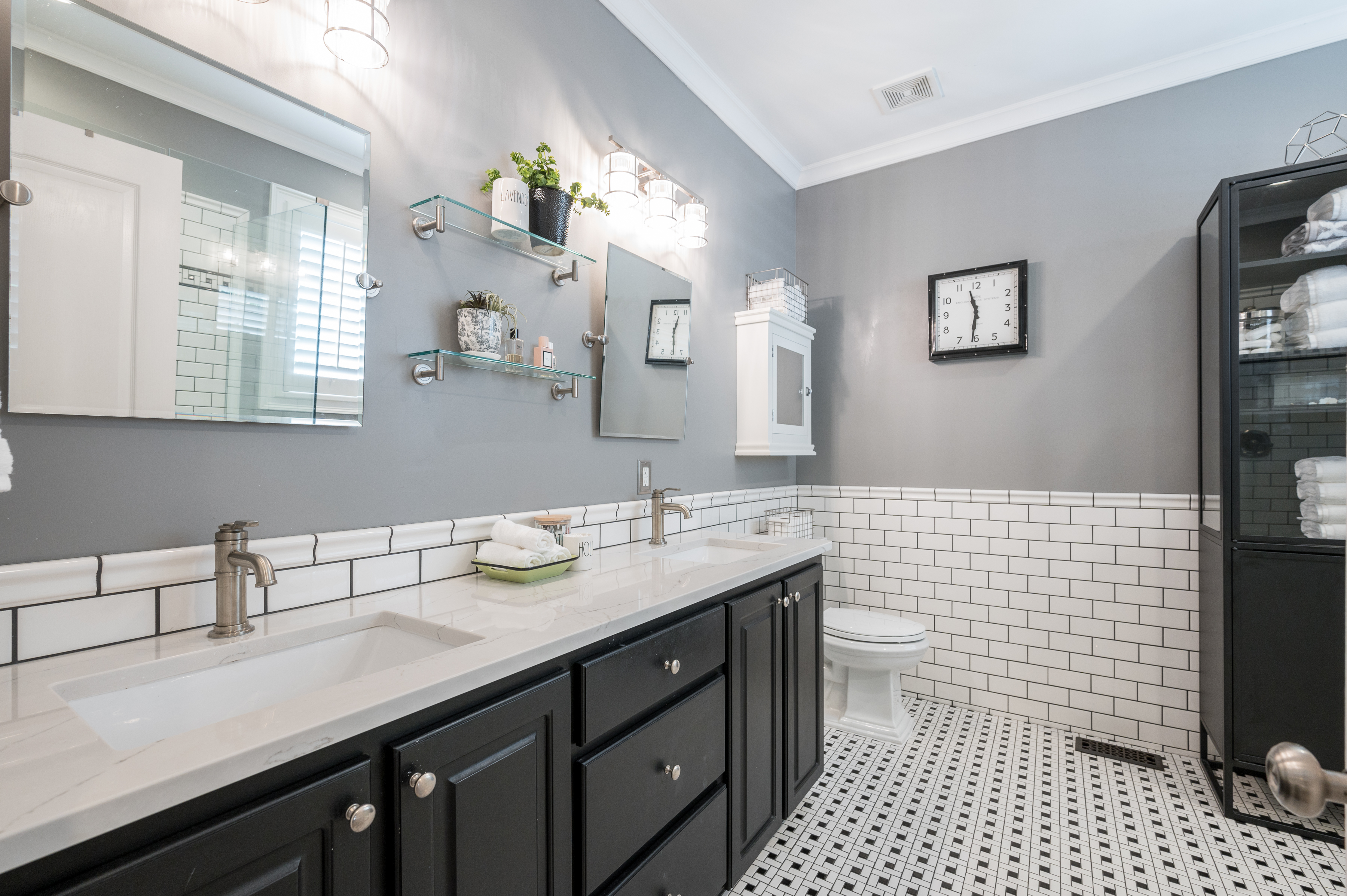 black and white staged master bathroom