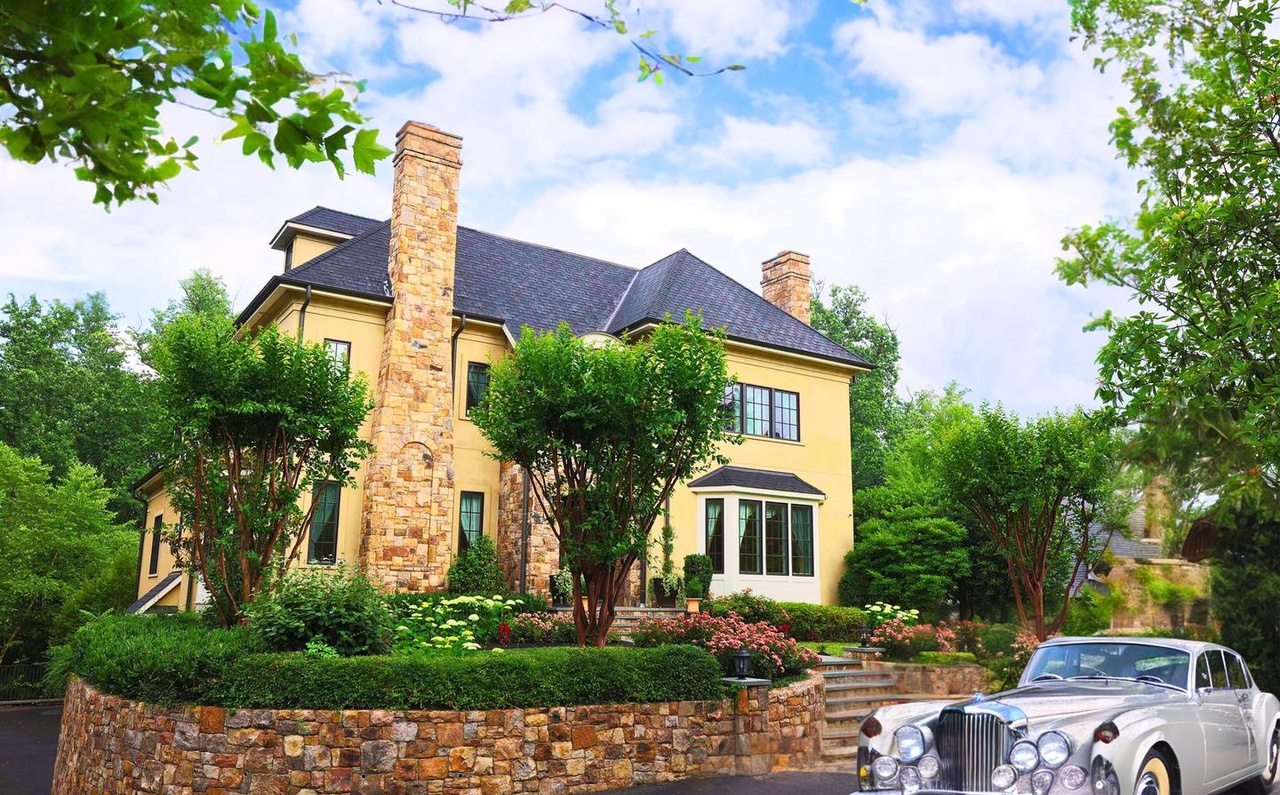 2507 Foxhall Rd NW