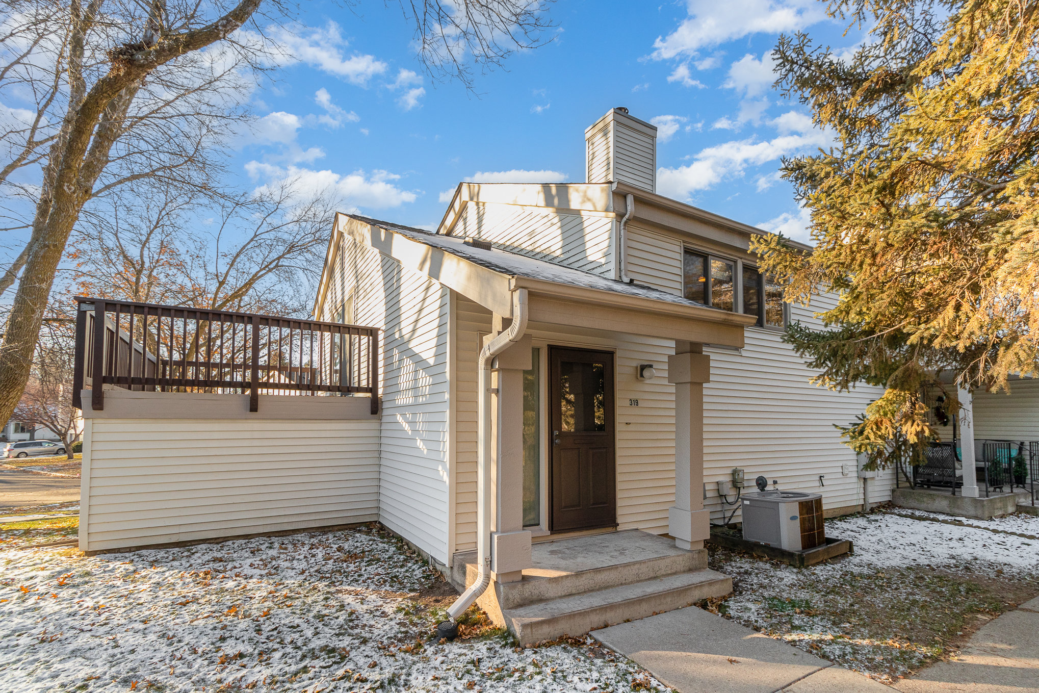 Updated End Unit Townhome in Woodbury!