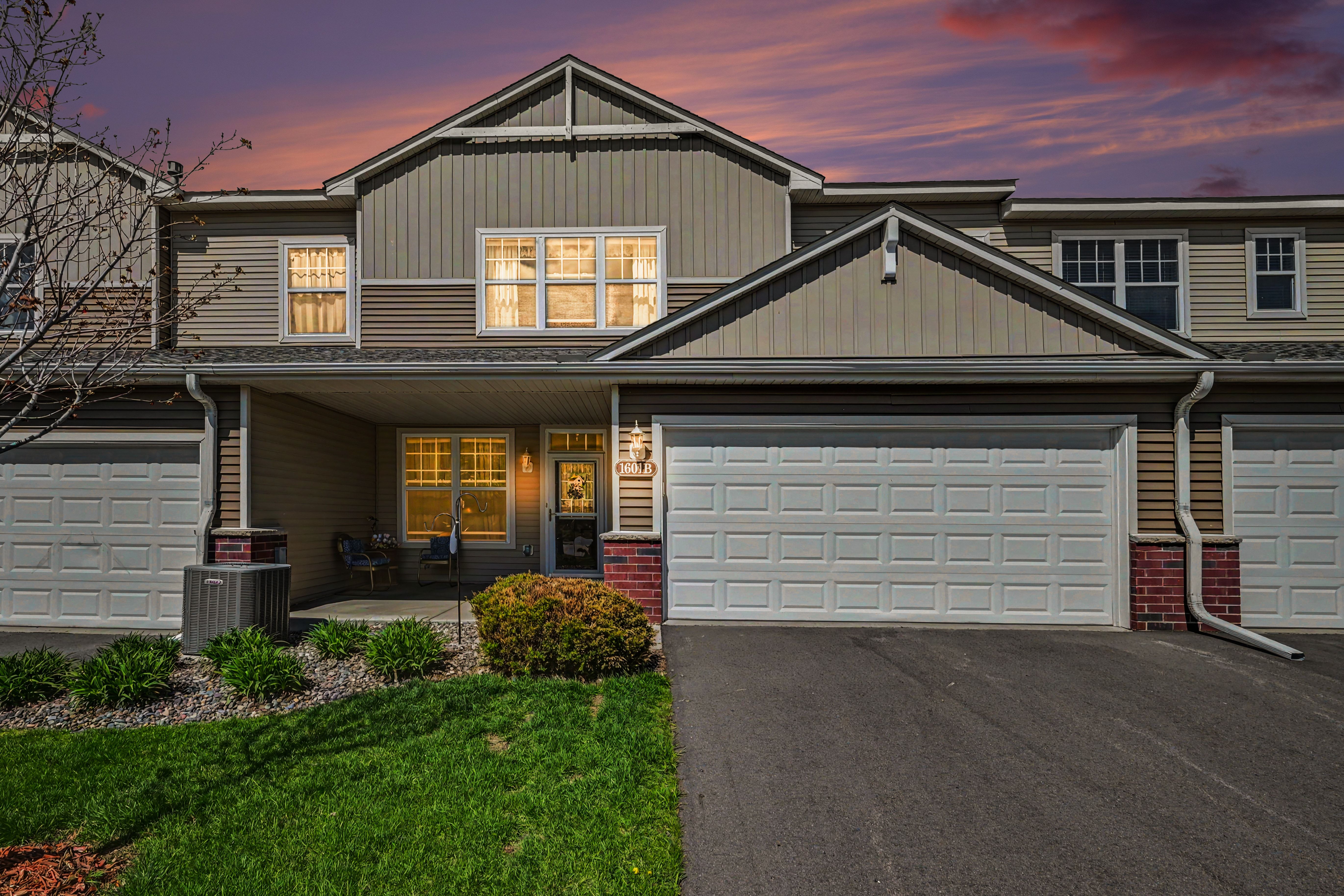New Townhome listing in Carver, MN – 2 Bedroom/2 Bath/2 Car Garage, Fireplace!
