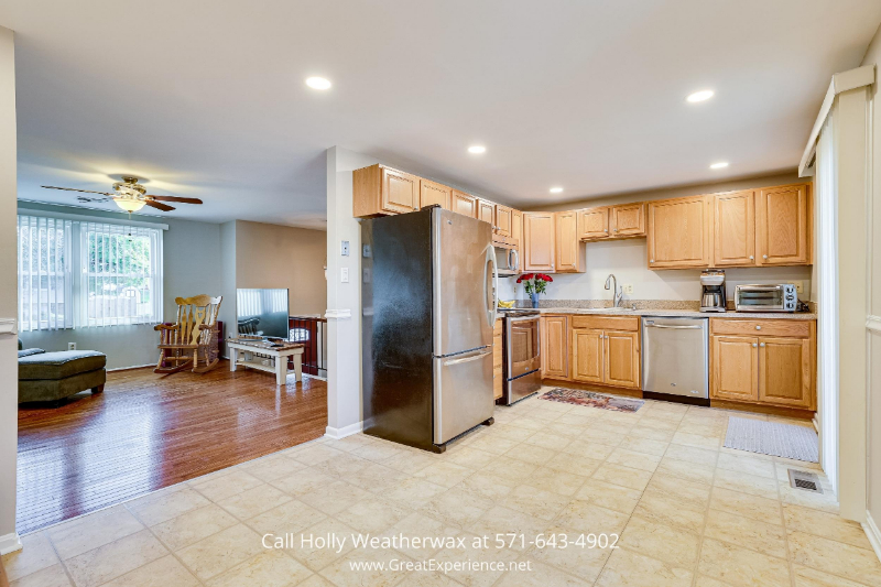 Real Estate in Sterling VA - Cook sumptuous meals with ease in the spacious kitchen of this Sterling, VA home.