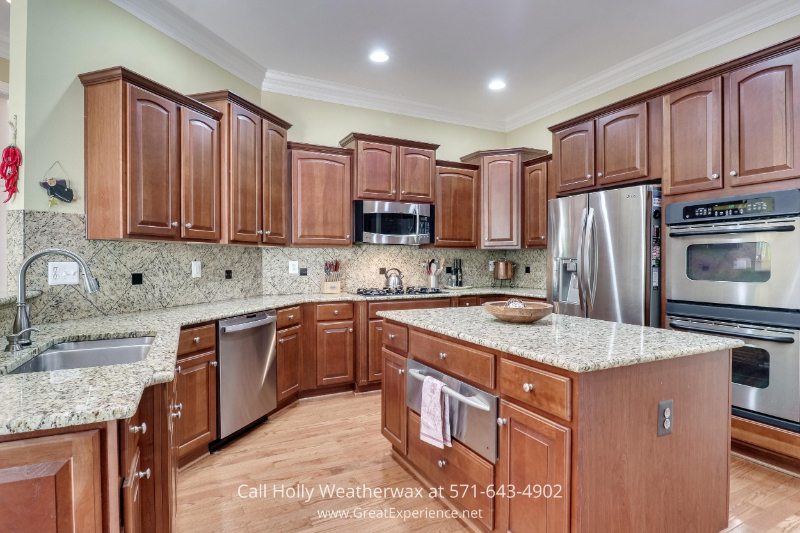 Oakton, VA Property - Welcome to this home in Oakton, VA offering a well-appointed kitchen open to both the formal dining room on one side and the lovely family room with a gorgeous coffered ceiling on the other.