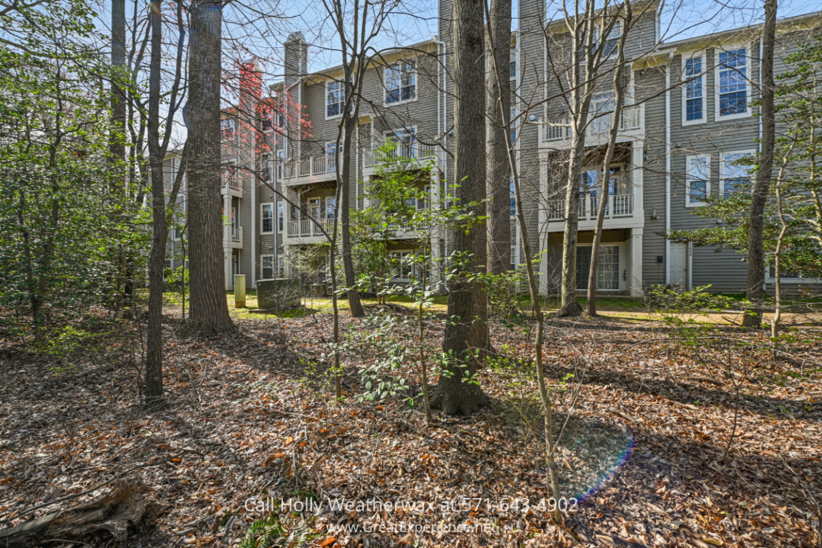 Enjoy the outdoor amenities when you move into this upper-level condo in North Reston