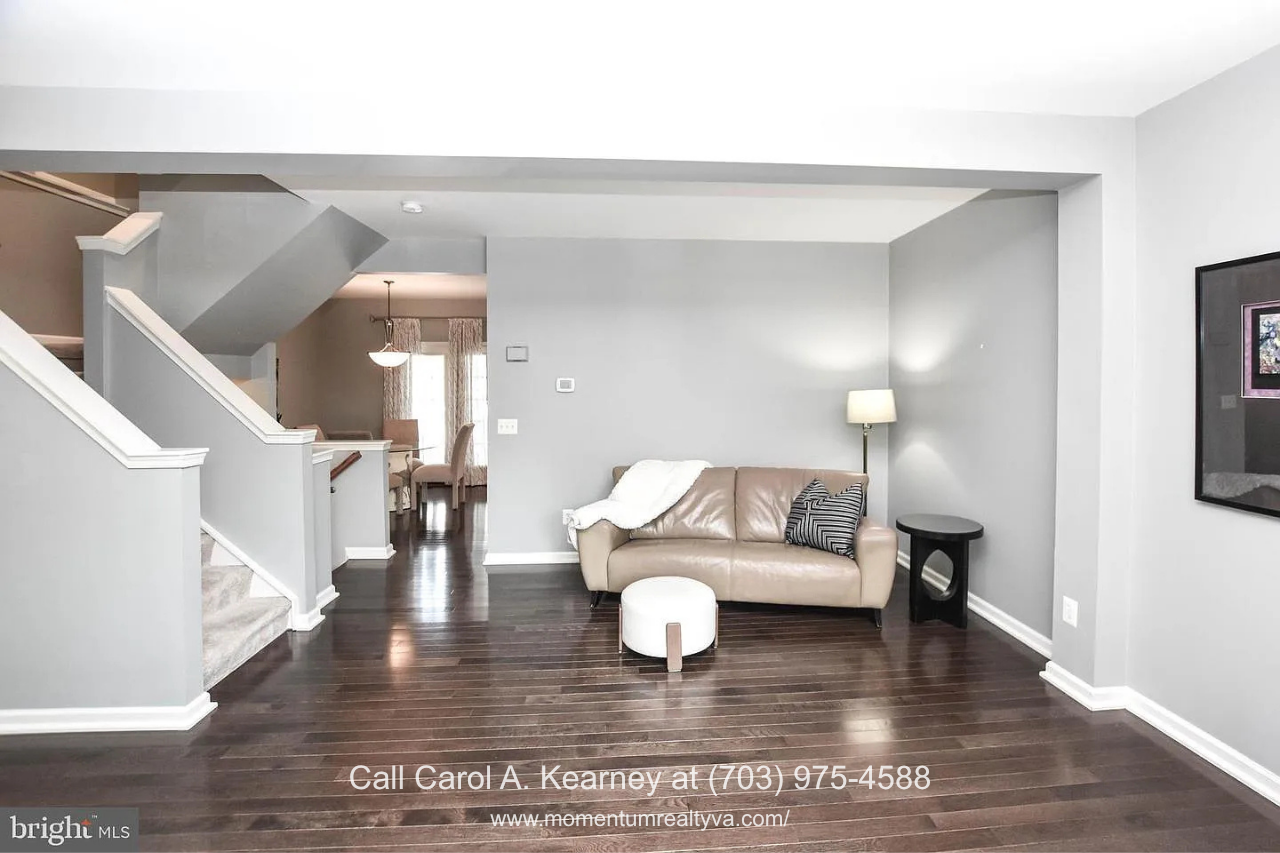 Hardwood Floor Living Area – 25474 Brickell Dr Spacious main-level living area at 25474 Brickell Dr in South Riding, Chantilly, VA, featuring beautifully maintained hardwood floors and an open layout.