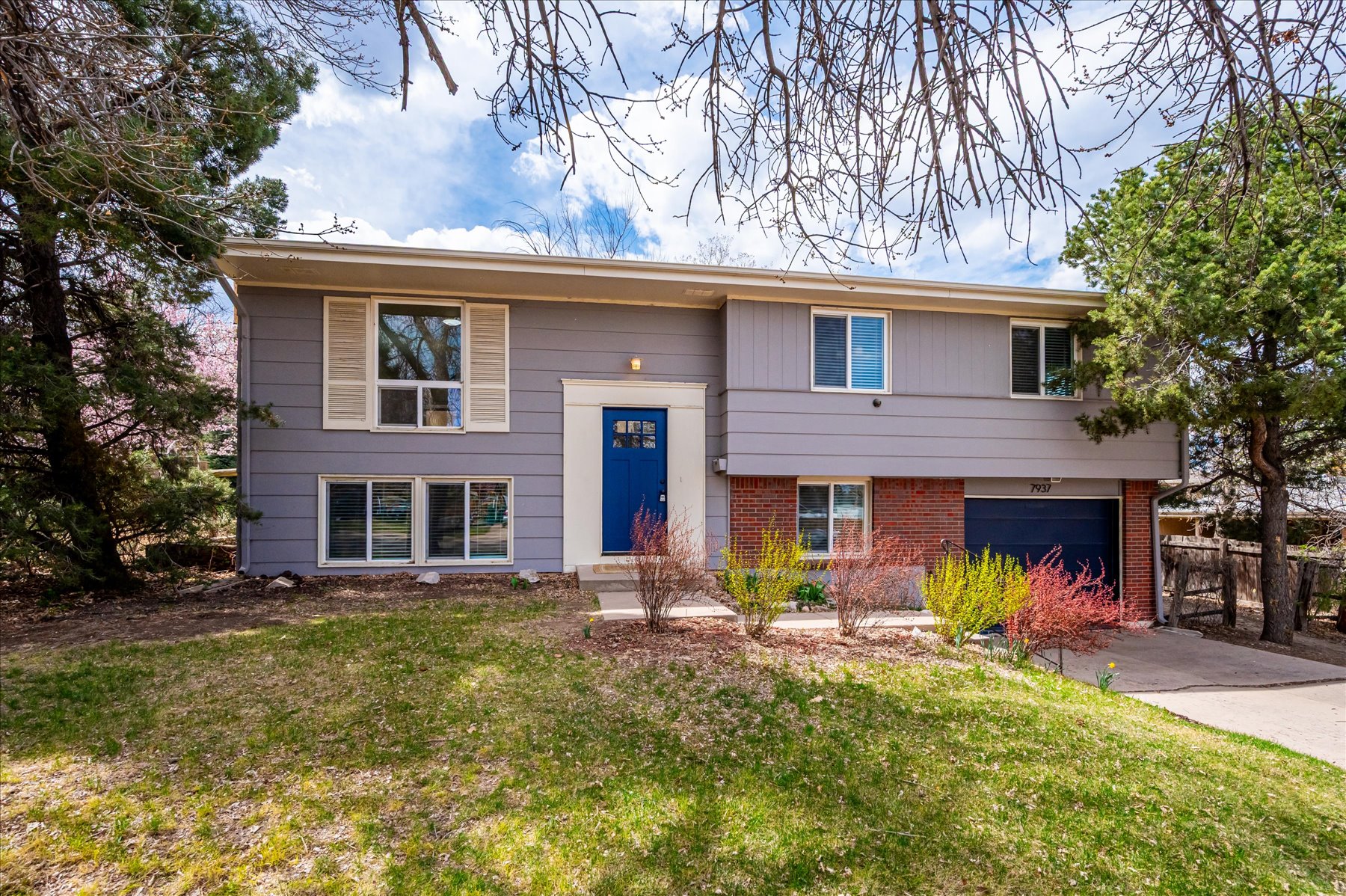 7937 W Chestnut Dr.