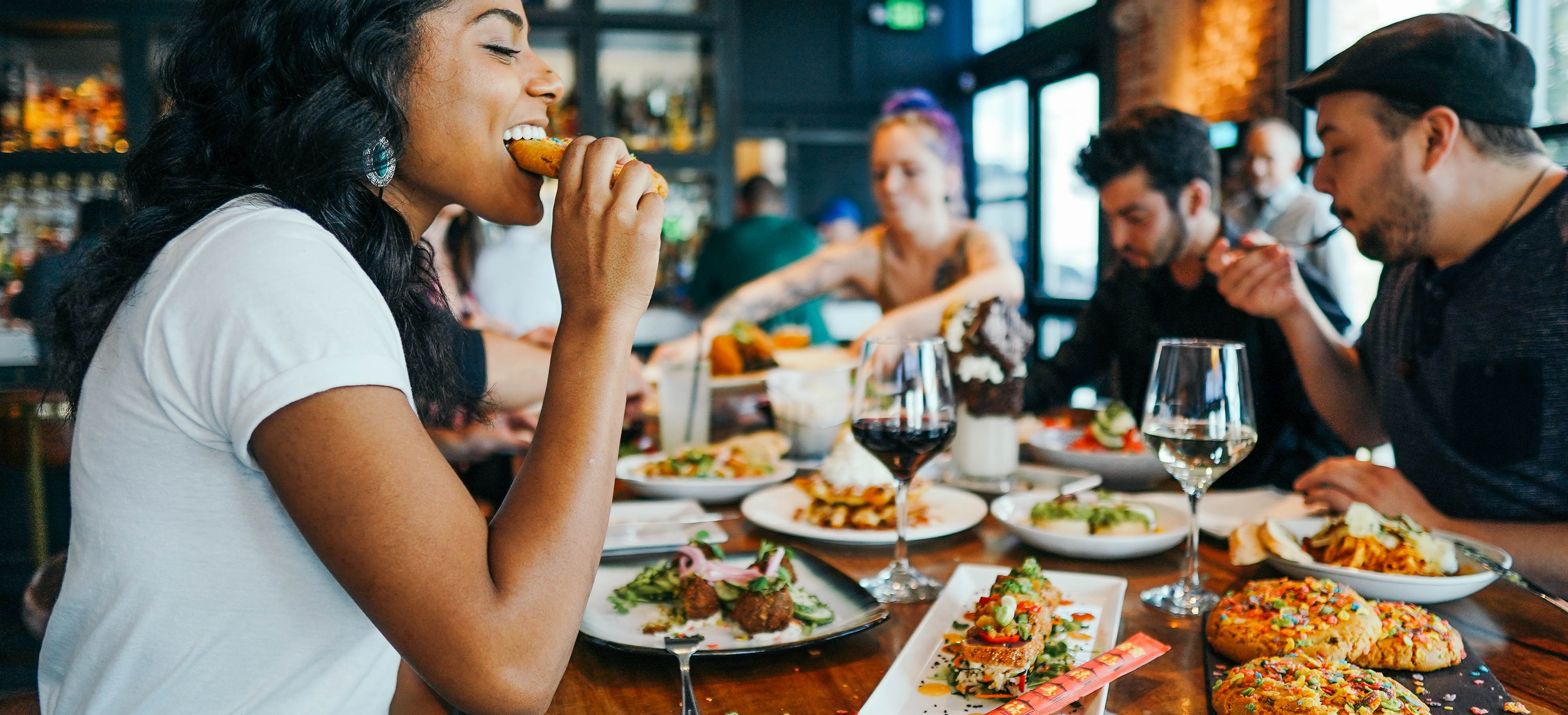 eating with friends restaurant Tuscaloosa