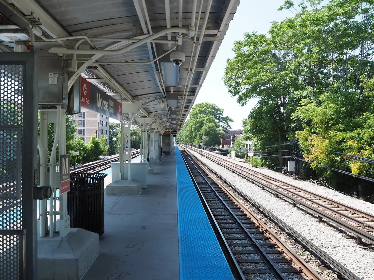 Covered platform and tracks at the CTA Red Line's Morse station in Rogers Park, Chicago
