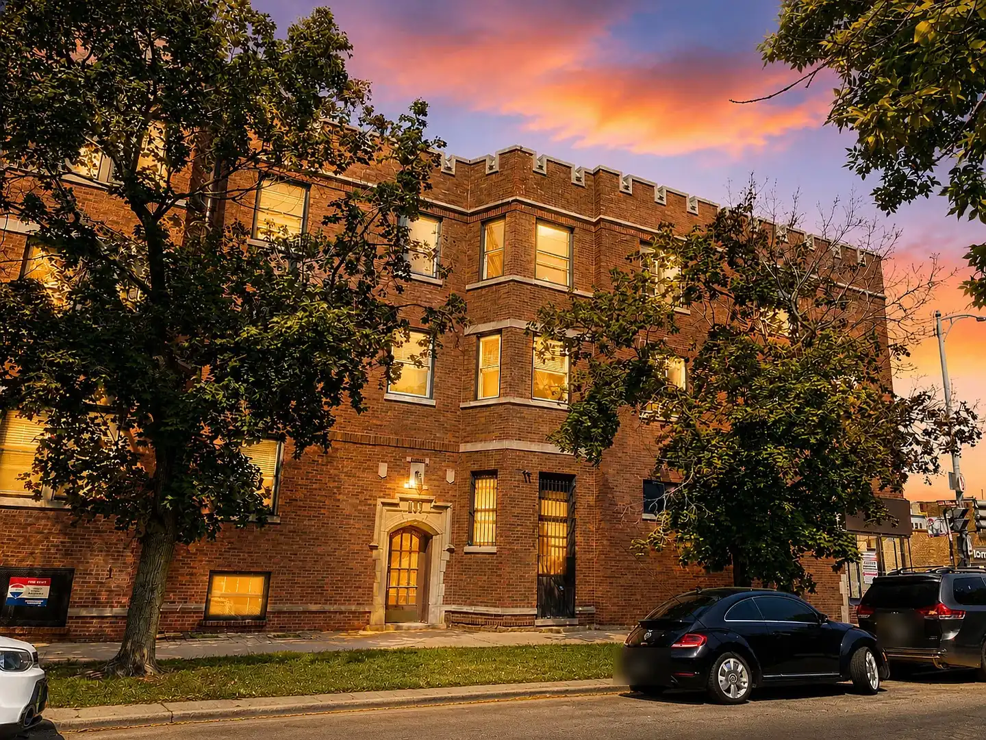 Three-story 1925 brick apartment building at 1646-1648 W Albion Ave in Chicago's Rogers Park neighborhood