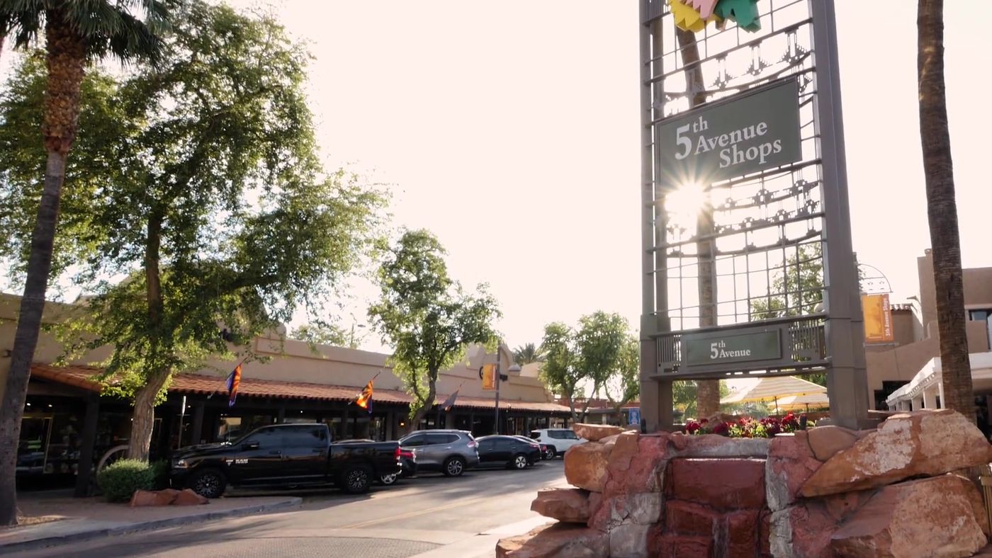 Fifth Avenue Shops sign in Old Town Scottsdale